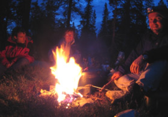 Abendliches Lagerfeuer Abendliches Lagerfeuer