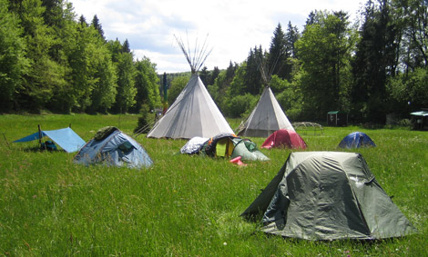 Die Ausbildung Natur- und Wildnispädagogik findet u.a. an diesem Tipiplatz auf der Schwäbischen Alb statt