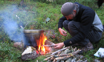 Kochen über offenem Feuer Kochen über offenem Feuer